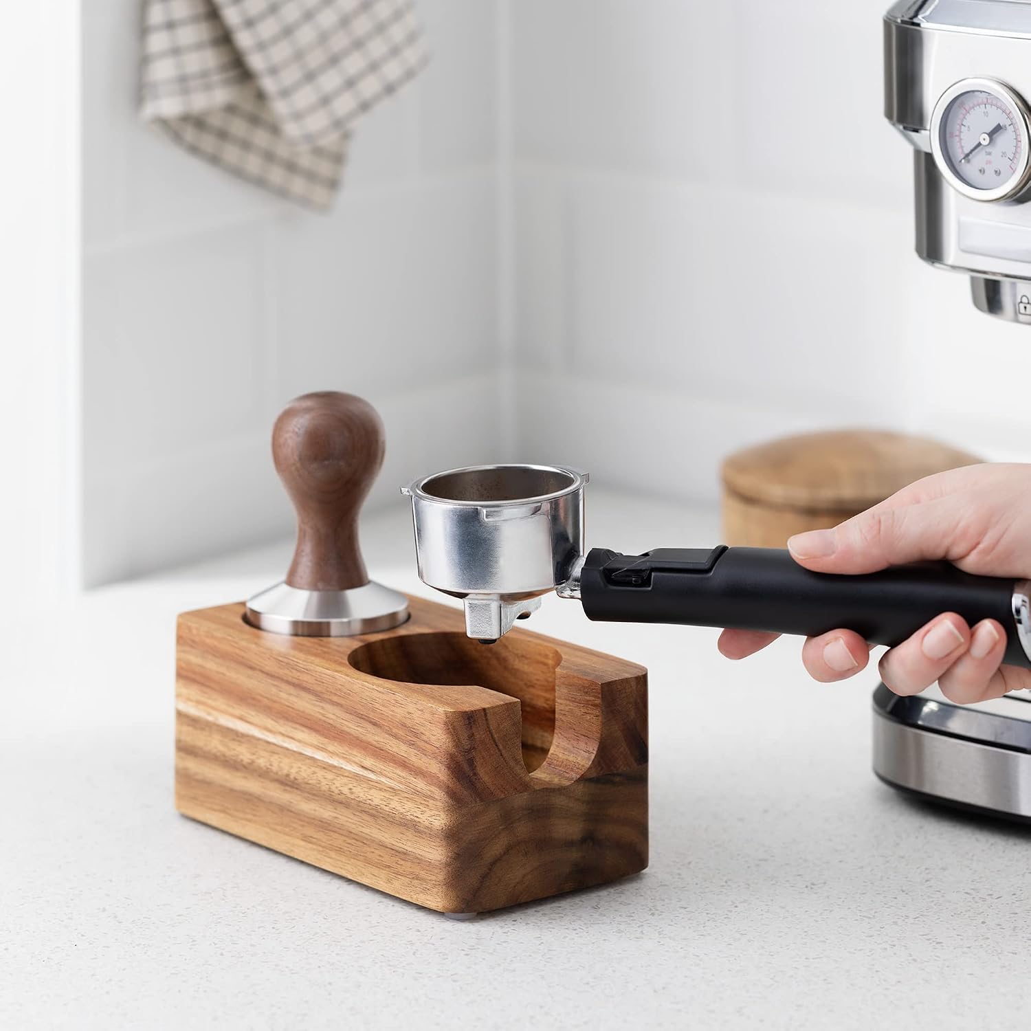 Navaris Wooden Coffee Tamper Station – 58mm Espresso Tamper Holder & Portafilter Stand in Acacia Wood