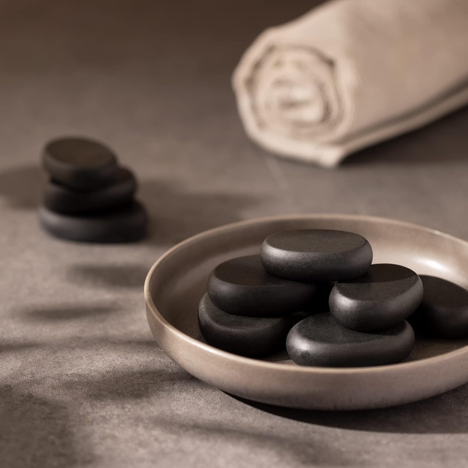 Navaris Hot Massage Stones Set of 18 – Professional Basalt Stone Therapy Kit with Bamboo Storage Box