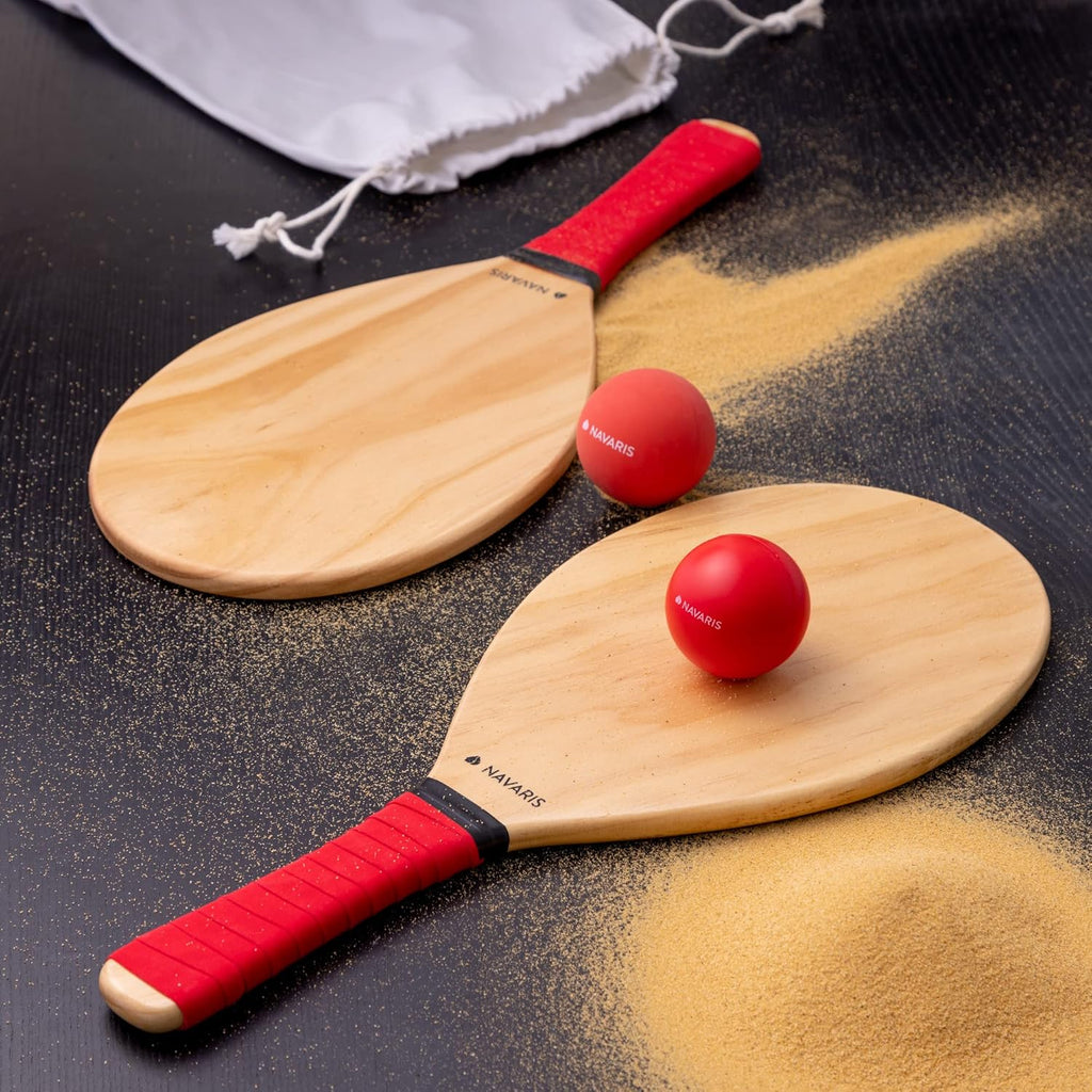 Navaris Wooden Beach Rackets Set – 2 Varnished Wooden Paddles & 2 Balls for Beach, Park & Garden Games