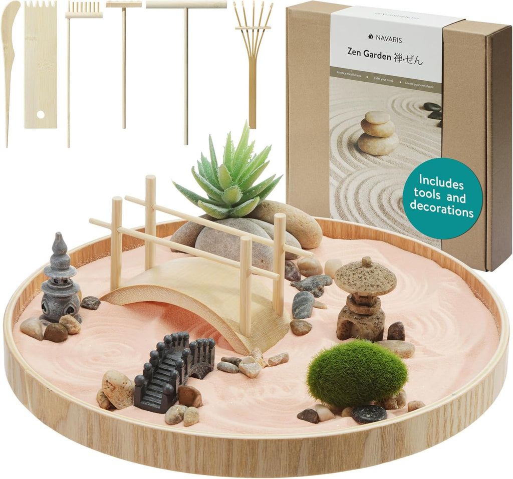 Navaris Zen Garden Kit – Mini Japanese Sand Garden with Pink Sand, Meditation Stones & Decorative Ornaments, Round MDF Tray