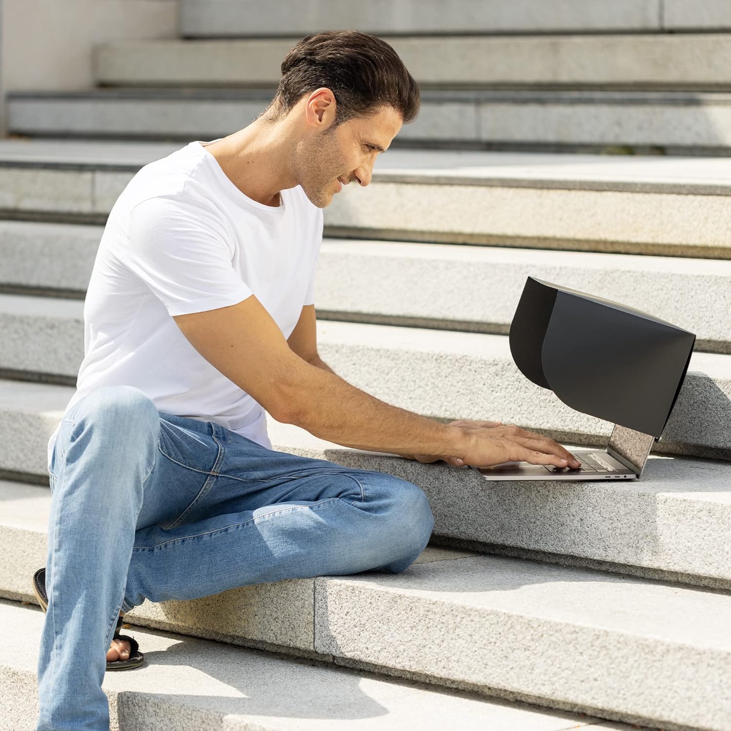 kwmobile Laptop Sun Shield - Screen Shade Visor for 13 Inch Laptops - Outdoor Glare Protection Cover for Computer Screens
