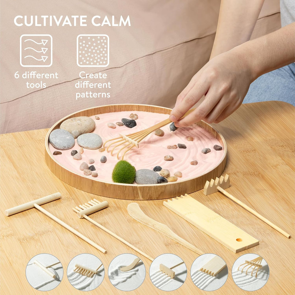 Navaris Zen Garden Kit – Mini Japanese Sand Garden with Pink Sand, Meditation Stones & Decorative Ornaments, Round MDF Tray