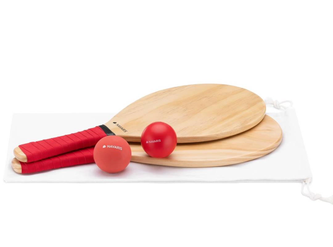 Navaris Wooden Beach Rackets Set – 2 Varnished Wooden Paddles & 2 Balls for Beach, Park & Garden Games